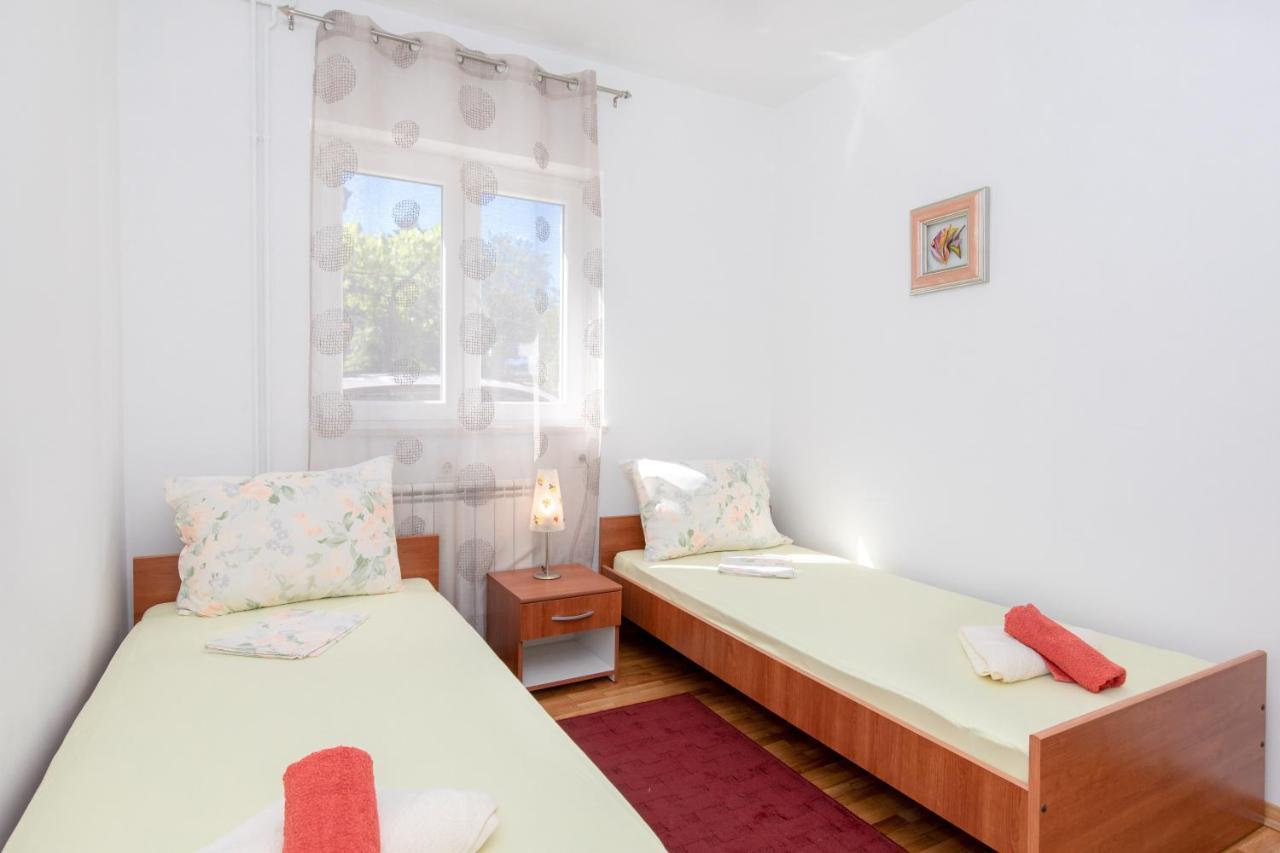 Apartment Lavanda With Beautiful Garden Krk Town Exteriör bild